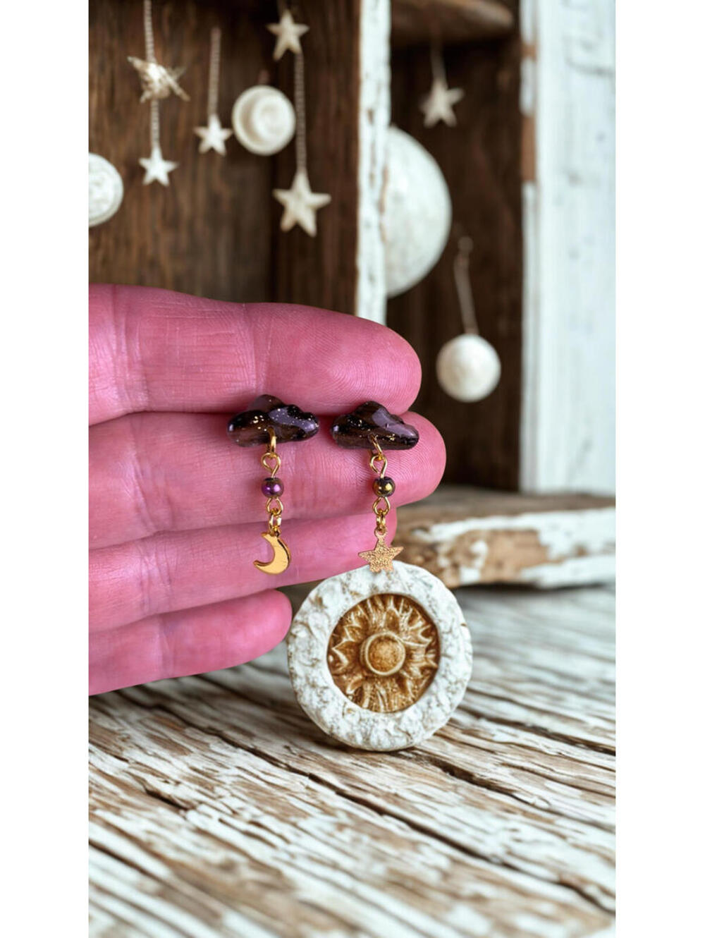 The Molnvi Svart Drop Earrings